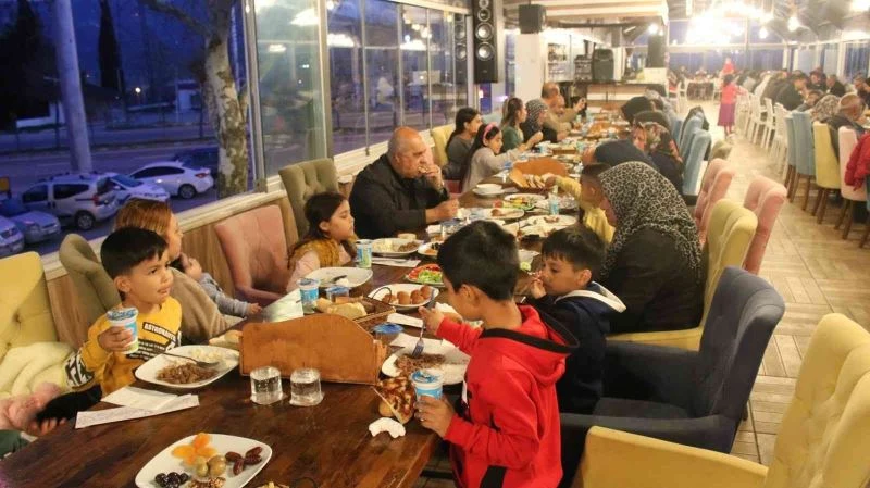 Romanlar iftar yemeğinde buluştu
