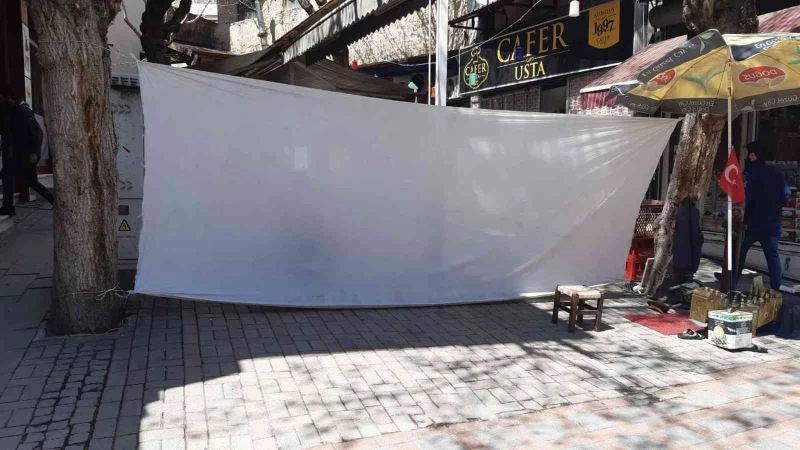 Oruç tutanlara saygı için örtüyle kapattılar
