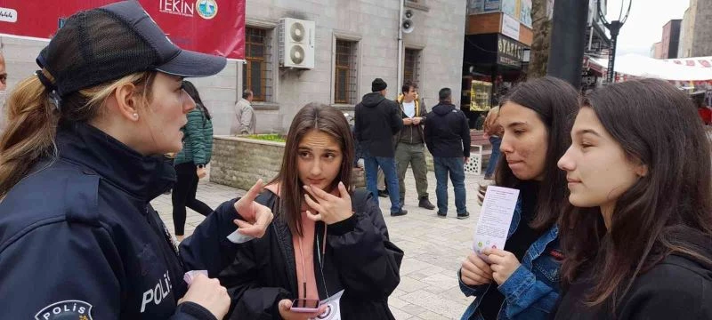 Kadın polisler kadına şiddete dikkat çekmek için broşür dağıttı
