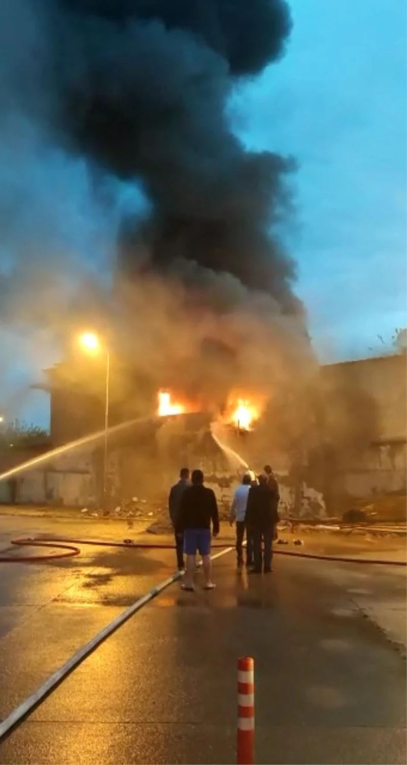 Akaryakıt istasyonunun yanında tutuşan lastikler paniğe neden oldu
