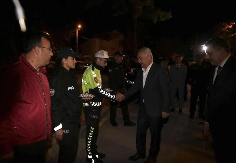 İçişleri Bakan Yardımcısı Mehmet Ersoy, “Bu bayramımızı kazalarının en az olduğu, can kaybının en az olduğu bir bayram olarak geçirmeyi ümit ediyoruz, arzu ediyoruz. Bunun için çalışıyoruz”
