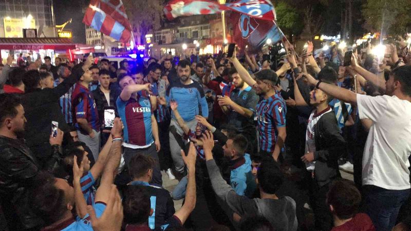 Erzincanlılar Trabzonspor’un şampiyonluğunu coşkuyla kutladı
