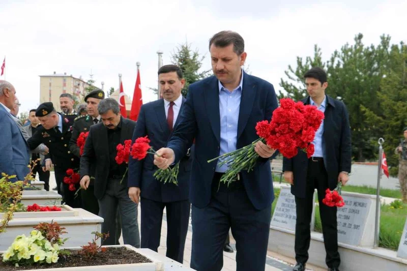 Bayram arifesinde şehitler unutulmadı
