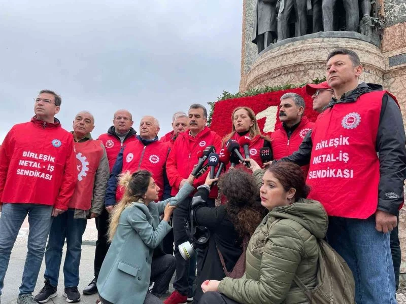 Birleşik Metal-İş Sendikası ve DİSK üyeleri Taksim’deki Cumhuriyet Anıtı’na çelenk bıraktı
