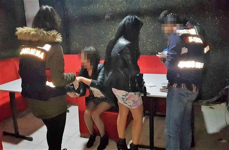 Eğlence mekanında kaçak olarak çalışan yabancı uyruklu 2 kadın sınır dışı edildi

