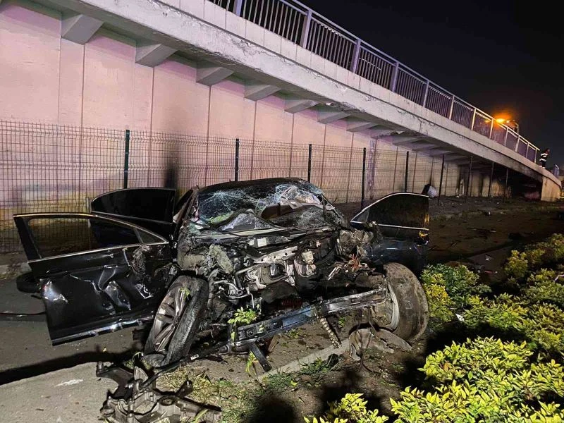 Alkollü halde kullandığı otomobili ile köprü demirlerini kırarak aşağı uçtu: 3 yaralı
