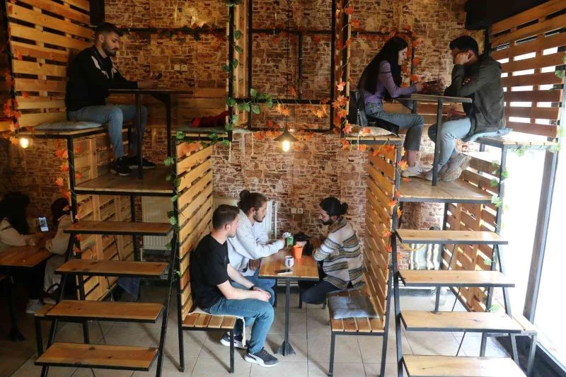 Bu kafede müşteriler raflarda oturuyor
