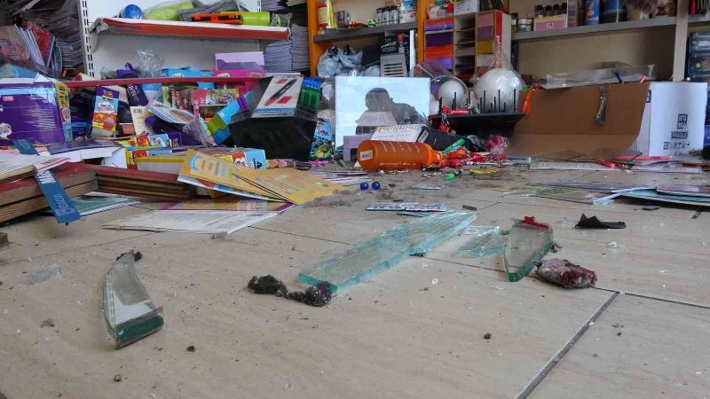 Trabzon’da araç kırtasiye dükkanına girdi, o anlar kameraya yansıdı
