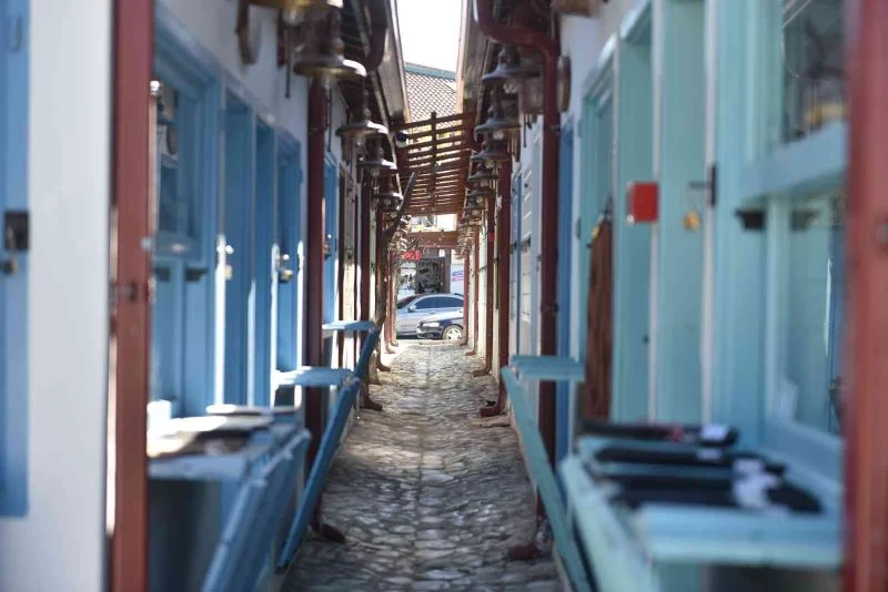 Tarihi dikiciler arastasında esnaf yeniden kepenk açtı
