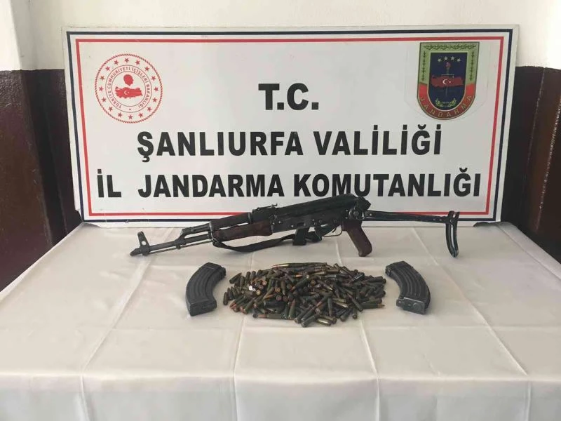 Şanlıurfa’da ahır duvarı içerisine gizlenen uzun namlulu silah ele geçirildi
