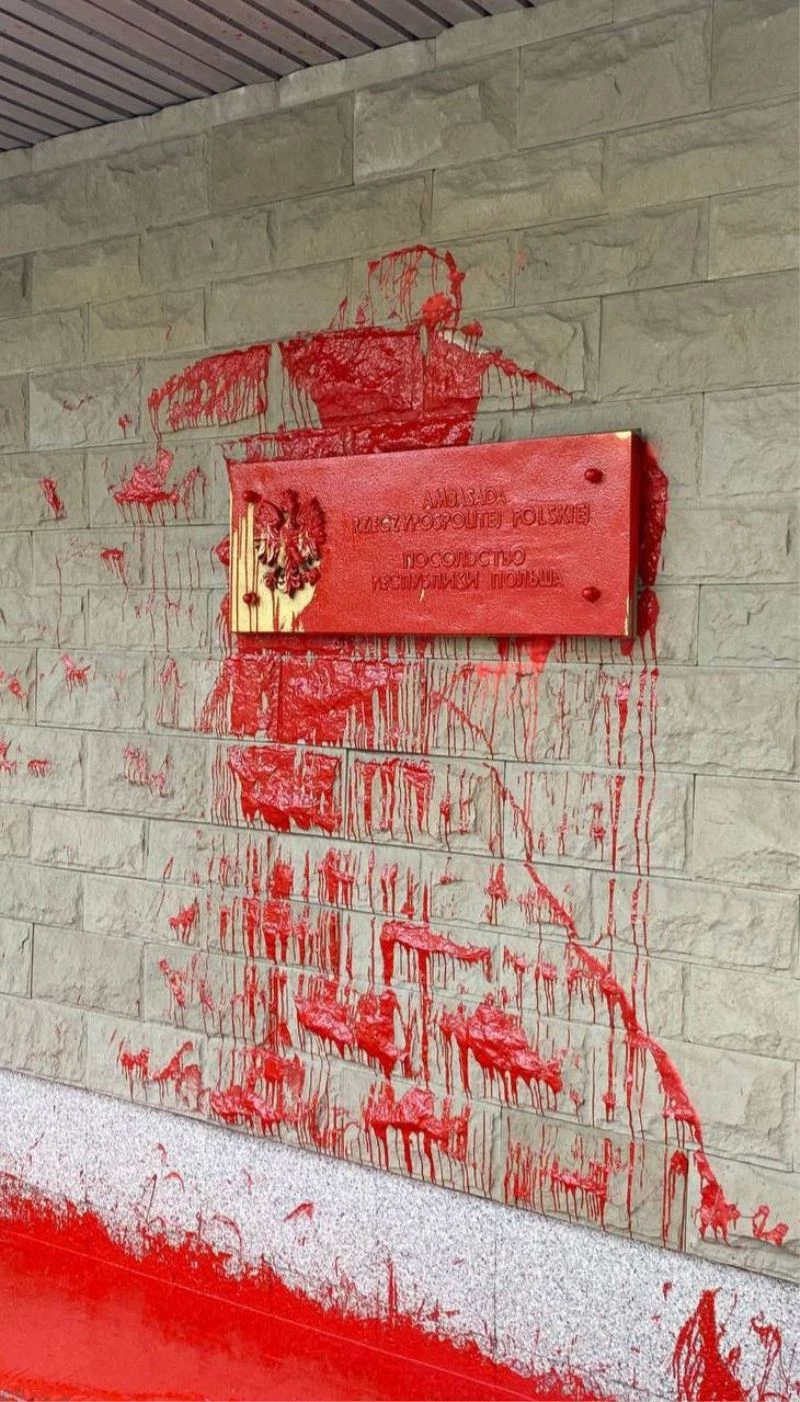 Polonya’nın Moskova Büyükelçiliğine boyalı saldırı
