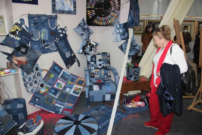 Gazete kağıtları ve kot pantolonlardan yapılan ürünler dikkat çekti
