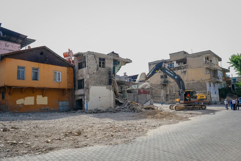 Dulkadiroğlu ilçesindeki metruk binalar yıkılıyor
