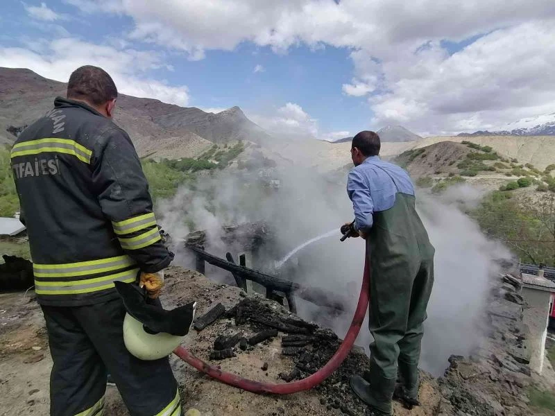 Alevler içinde kalan odunluk kullanılamaz hale geldi
