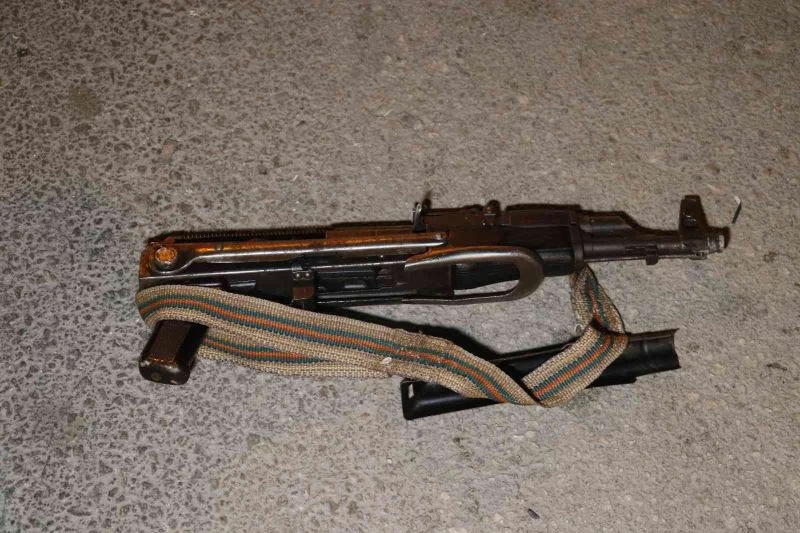 Motosiklet üzerinde ellerinde kalaşnikofla saldırıya giden şüpheliler polise yakalandı
