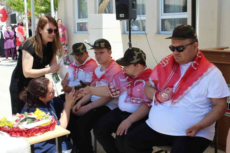 Çan’da özel öğrencilere asker kınası yakıldı

