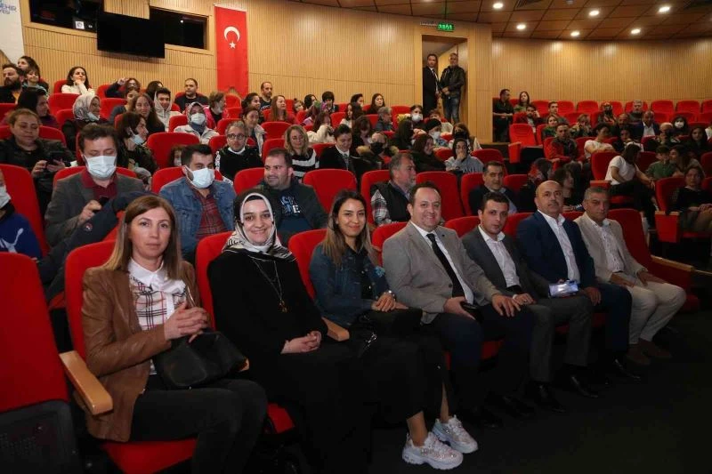 Sağlık çalışanlarına tiyatro morali
