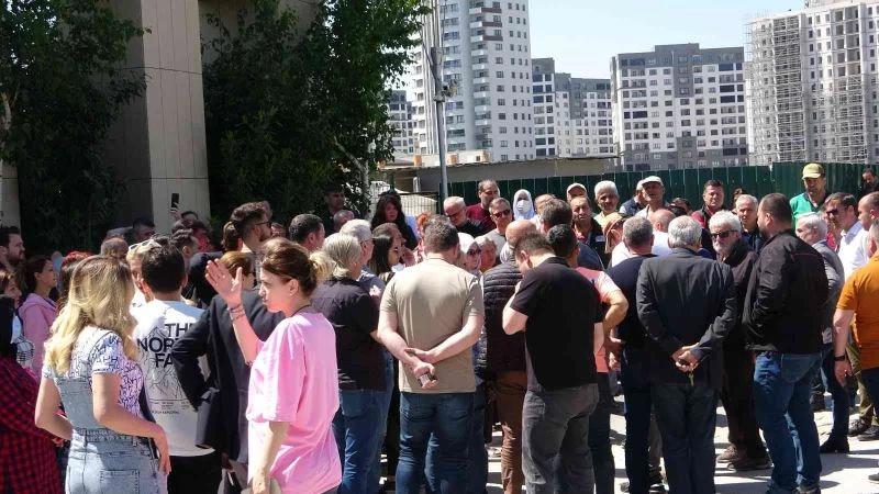 Bursa’da iş makinelerine direnerek yıkımı engellediler
