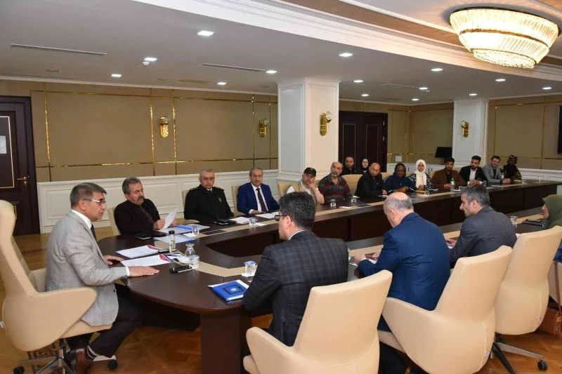 Vali Gürel, uluslararası öğrencilerinin kanaat önderleri ile toplantıda görüştü
