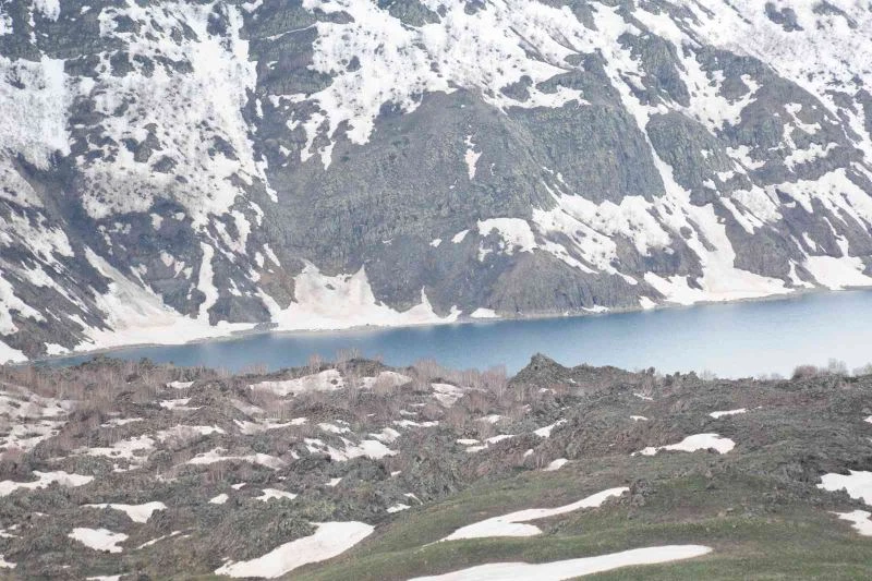 Nemrut Krater Gölü’nde iki mevsim bir arada
