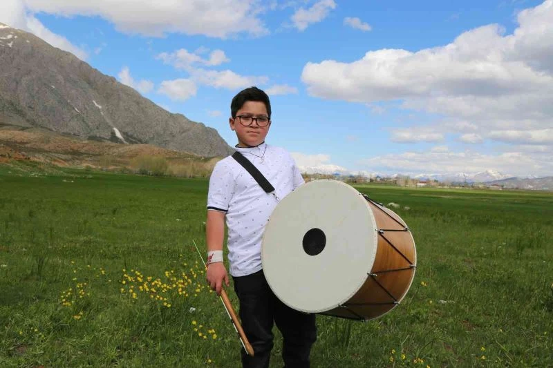 9 yaşındaki davulcu profesyonellere taş çıkartıyor
