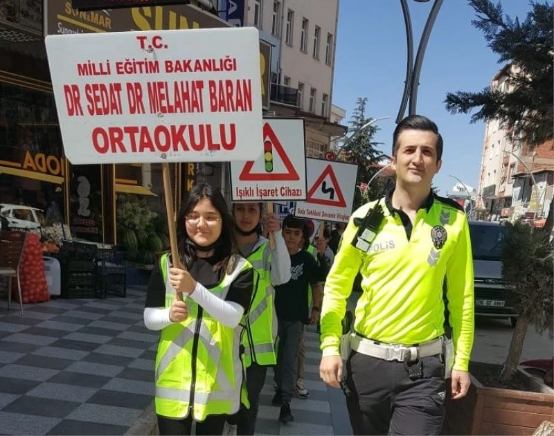 Çocuklar trafik güvenliğine dikkat çekmek için yürüdü
