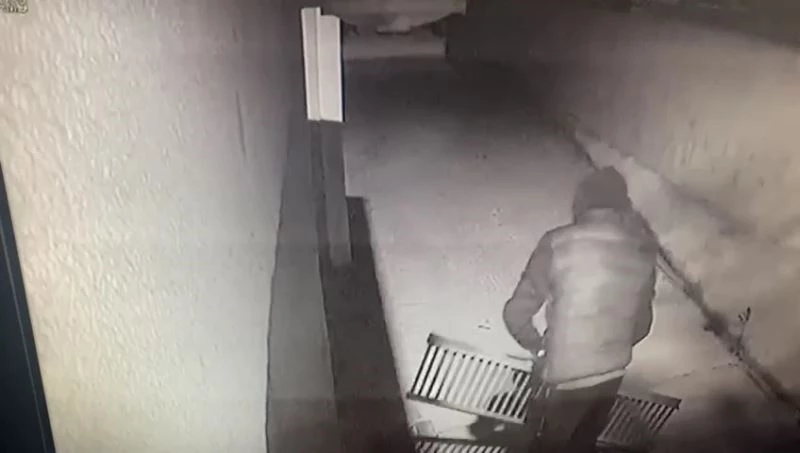 Elleri cebinde geldi, mazgal demirlerini çaldı
