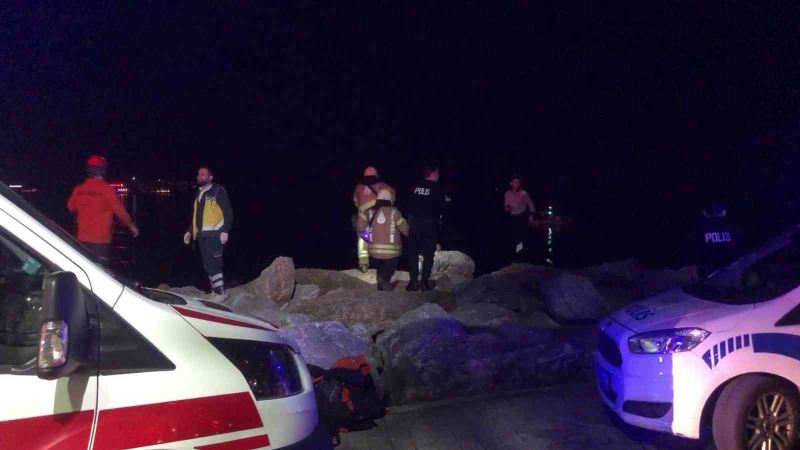 Kadıköy Sahili’nde kayalıklara düşürdüğü telefon kulaklığını almaya çalışırken sıkışan bir kişi 3 buçuk saat sonra kurtarıldı
