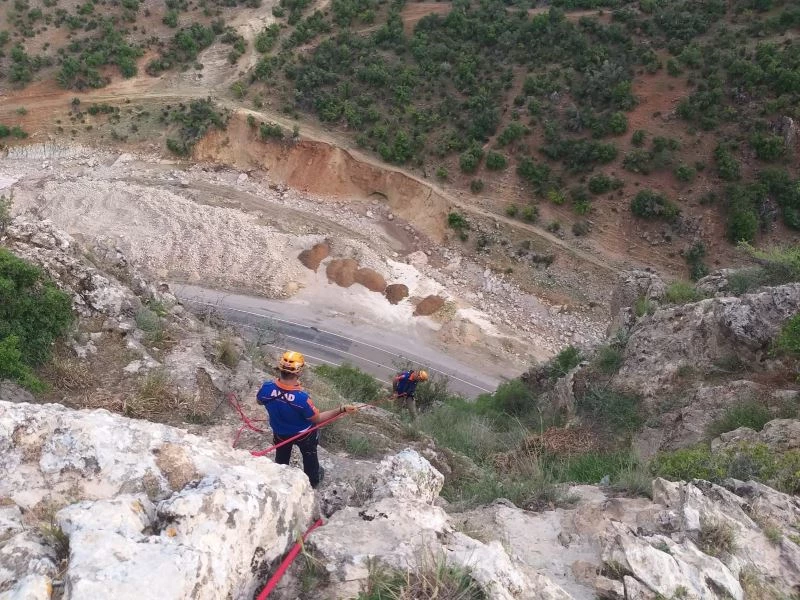 Kayalıklarda mahsur kalen keçiler kurtarıldı
