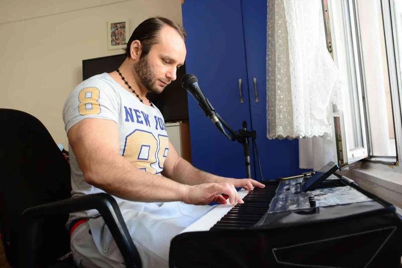 Eski milli vücut geliştirme şampiyonu, geçimini düğünlerde müzisyenlik yaparak sağlıyor
