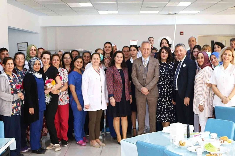 Hastane yönetiminden hemşirelere özel kutlama
