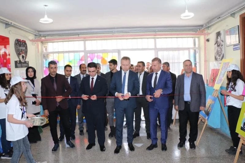 Hizan’da ‘4006 TÜBİTAK Bilim Fuarı’ sergisine yoğun ilgi
