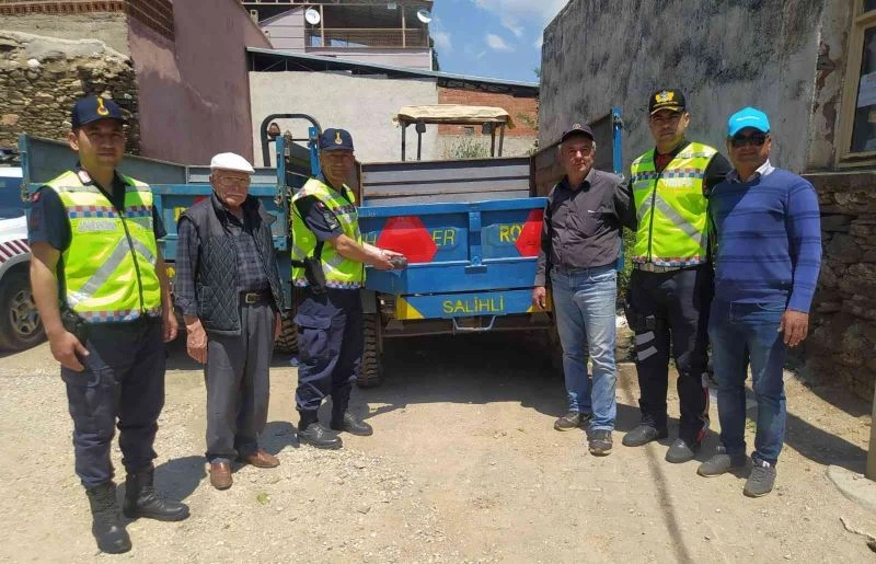 Salihli’de traktör römorklarına reflektör takıldı
