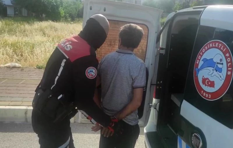 7 yıl hapis cezasıyla aranan sürücü kovalamacada yakayı ele verdi

