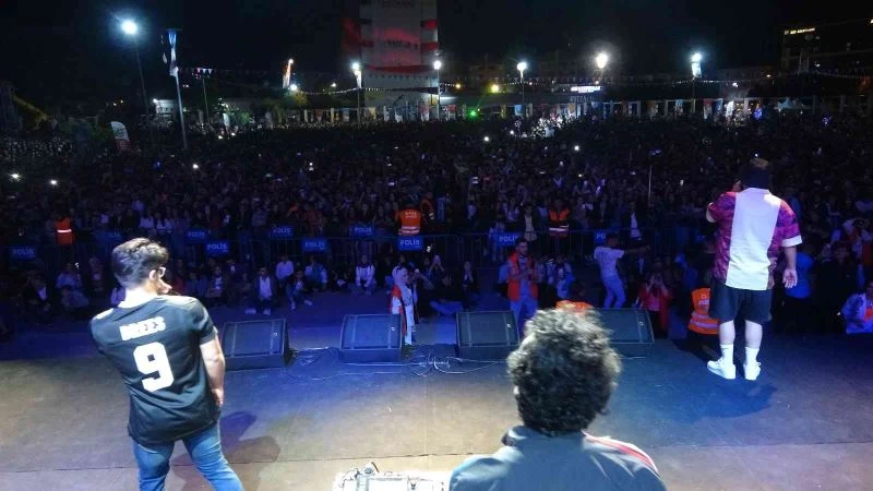 Eypio, Uşaklı hayranlarına unutulmaz bir gece yaşattı
