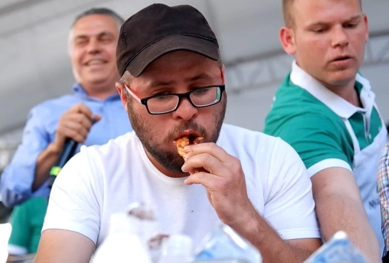 Yarışmada en çok acı biberi yedi, ağırlığınca ayçiçeği yağı kazandı
