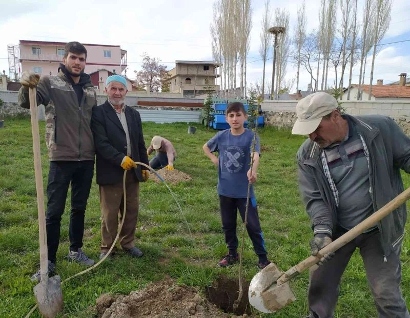 Özalplı gençler geleceğe nefes olmak için fidan dikti
