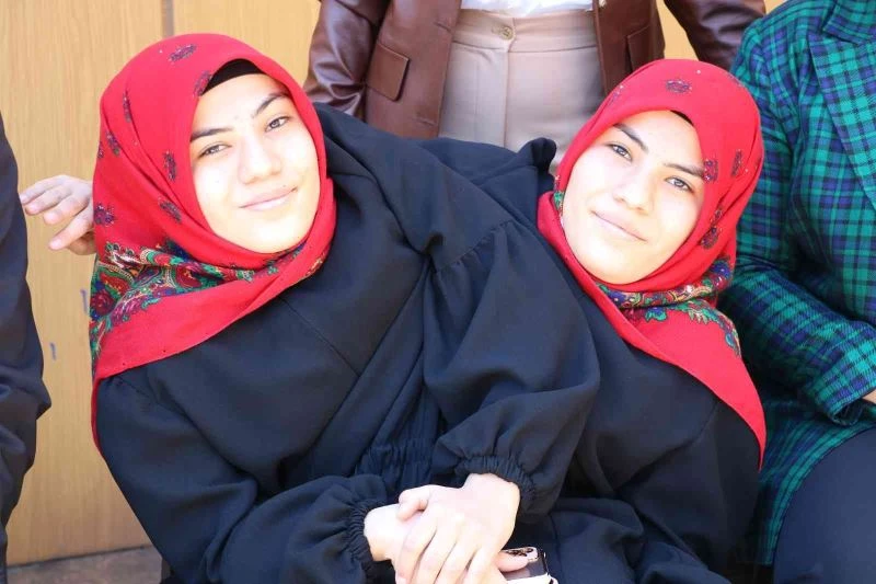 Engellilere tekerlekli sandalye dağıtıldı, siyam ikizleri ilgi odağı oldu
