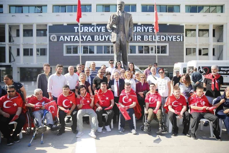 Özel bireyleri davul zurnayla askere uğurladılar

