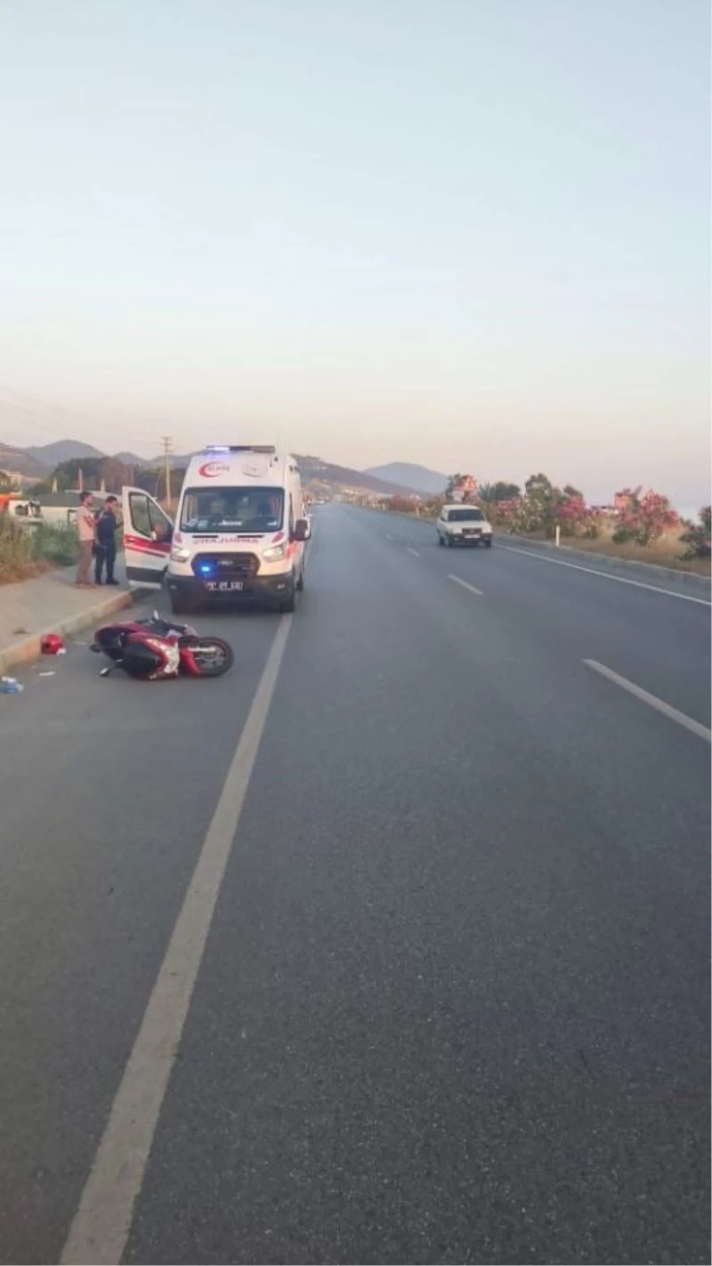 Lastiği patlayarak devrilen motosiklette iki kişi yaralandı
