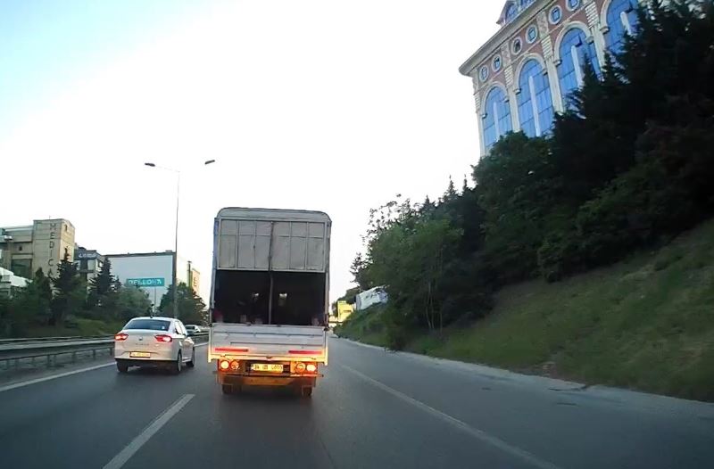 Üsküdar’da kamyonet kasasındaki çocukların tehlikeli yolculuğu kamerada

