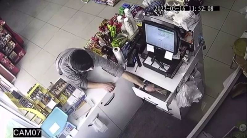 Esenler’de marketten 5 bin lira çalan hırsız kamerada
