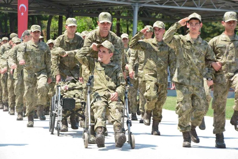 Engelli gençler çakı gibi asker oldu
