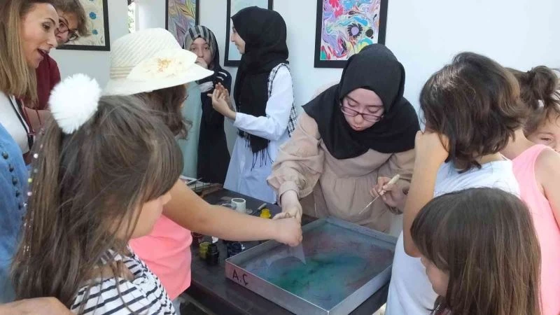Liseli kızlar açtıkları sergide çocuklara ebru sanatını öğretti
