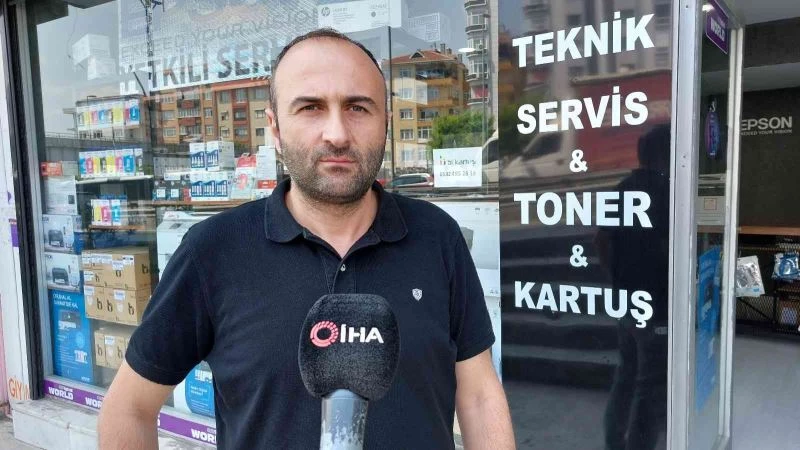 Araçtan kopan lastiğe elleriyle müdahale etti
