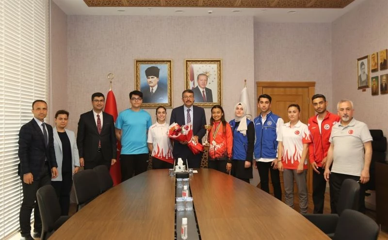 Vali Ali Çelik’ten gençlere tavsiye: 