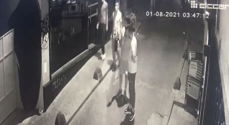 İstanbul’da kapkaç şoku kamerada: Fotoğraf gösterirken telefonunu çaldılar
