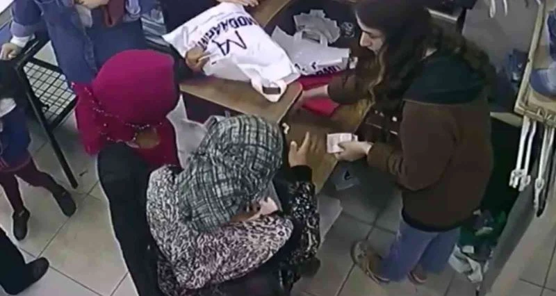 Sultangazi’de tırnakçılık yöntemi ile hırsızlık kamerada
