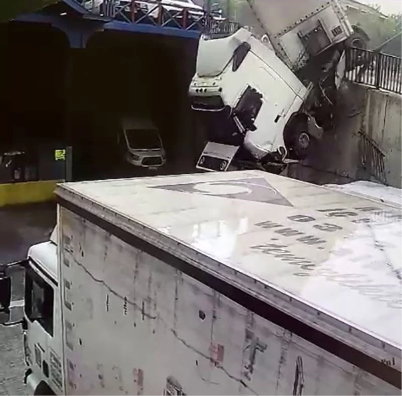 İkitelli’de tır bir işyerinin bahçesine uçtu: Faciadan dönülen kaza kamerada
