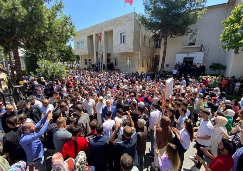 Diyarbakır Valisi Karaloğlu zılgıtlarla uğurlandı
